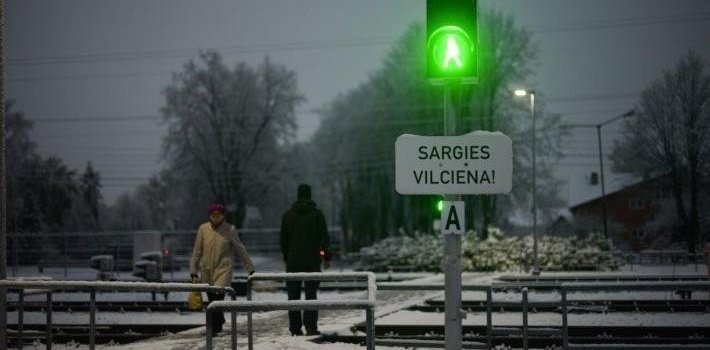 Siguldā izveidota Latvijā pirmā regulējamā gājēju pāreja pār dzelzceļu!