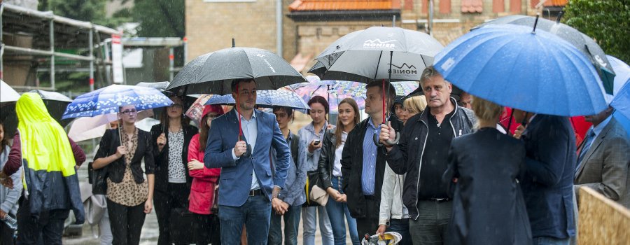 Iedega Rīgas Friča Brīvzemnieka pamatskolas atjaunotās fasādes apgaismojumu