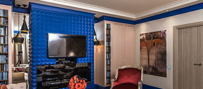 Интерьер гостиной с синим камином