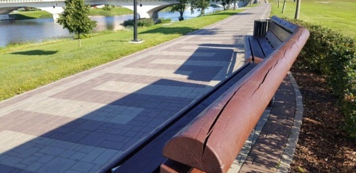 Jelgavas Uzvaras parkā un promenādē atjauno soliņus