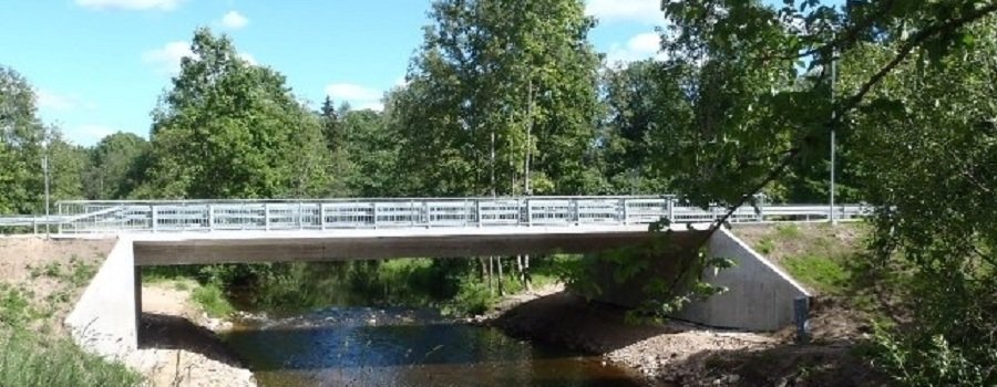 Suntažos uzbūvēts jauns tilts pār Mazo Juglu