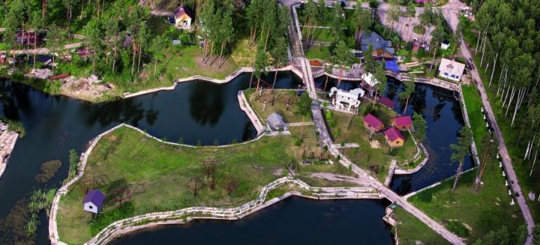 FOTO: Pie Salaspils pensionārs sācis būvēt pats savu Latviju