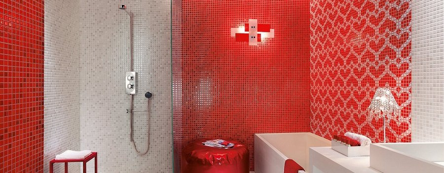 Vannas istabas dizains sarkanbaltā krāsā