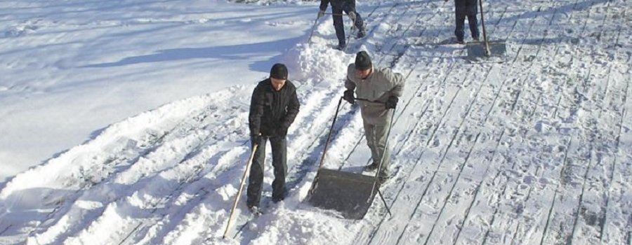 Rīgas pašvaldības policija: neaizmirstiet no sniega attīrīt ietves un jumtus