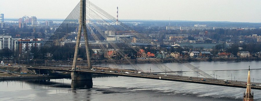 Lai novērstu negadījumus Vanšu tilta ekspluatācijā, slēdz tā kāpnes Daugavas labajā pusē