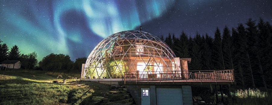 Ģimene no Norvēģijas uzbūvēja māju zem kupola, kur silti un mājīgi
