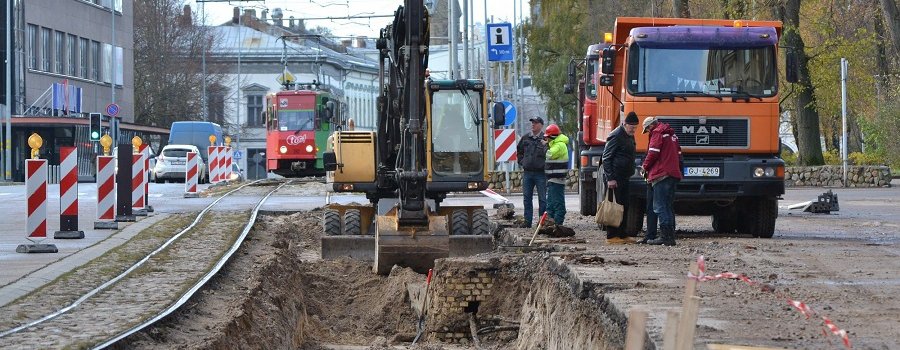 LIEPĀJA: Satiksmi Lielajā ielā un uz Tramvaja tilta pakāpeniski pārvirzīs pa jaunizbūvēto ceļa pusi