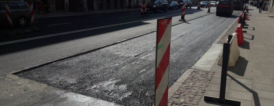Rīgā atklāj defektus svaigi ieklātajā asfaltā Brīvības ielā
