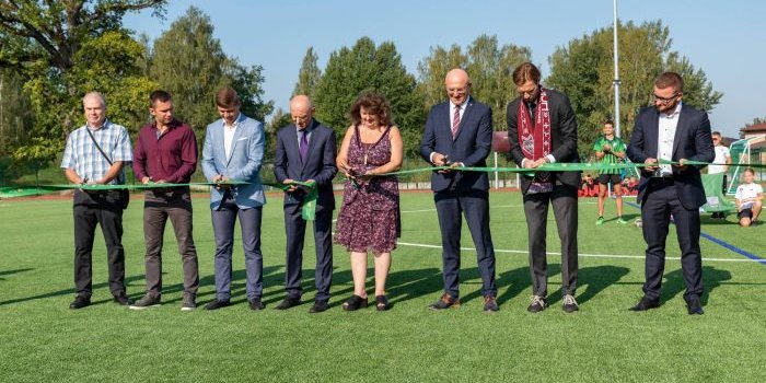 Atklāts Mārupes vidusskolas atjaunotais stadions