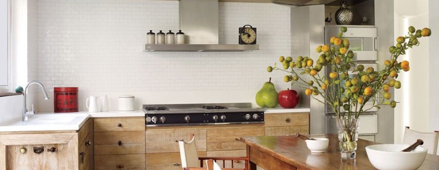 Iedvesmai mājīgas koka virtuves dizaina idejas klasiskā un modernā stilā