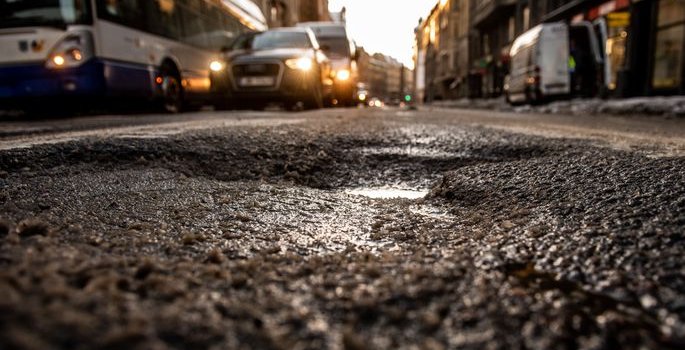 Rīgas ielu bedru lāpīšanai kopš gada sākuma iztērēti aptuveni 400 000 eiro