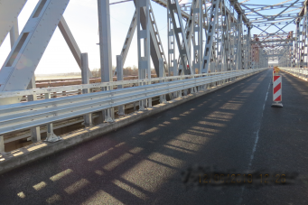 Uz Daugavpils apvedceļa atsākušies Daugavas tilta būvdarbi