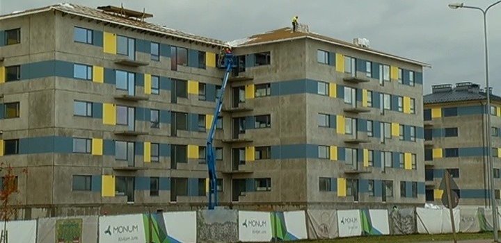 Valmierā nodota ekspluatācijā par 1,7 miljoniem eiro pārbūvēta sociālā māja