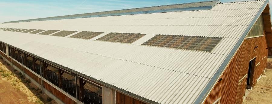Caurspīdīgās loksnes izturīgiem dzīvojamo un lauksaimniecības ēku jumtu risinājumiem