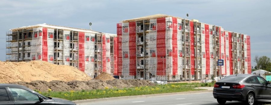 Pirmajām projekta Dreilinga mājas ēkām nosvinēti spāru svētki