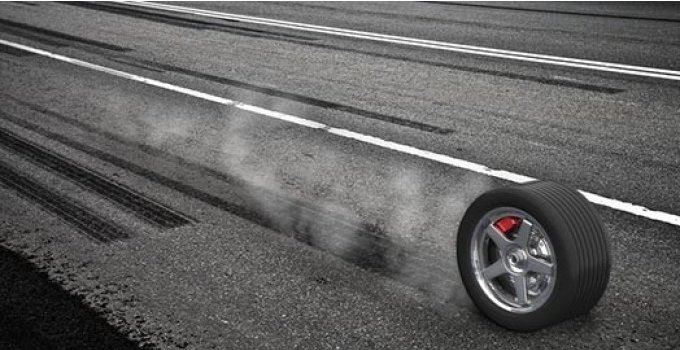 Brīdina par karstā laika dēļ iespējamiem slideniem asfalta izsvīdumiem uz autoceļiem