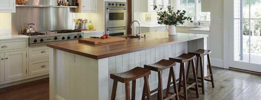 VIDEO: Kafejnīcas noskaņa mājās ar elegantu bāra leti virtuvē