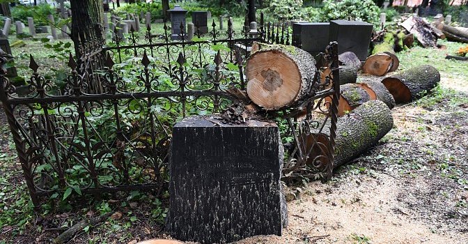 Virpuļviesuļa postījumu novēršanai Bērzpils pagasta Golvaru kapsētā nepieciešami teju 10 000 eiro