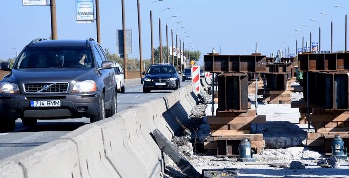 Būvnieki apsteidz Salu tilta atjaunošanas darbu grafiku; iedzīvotāji neapmierināti ar satiksmes organizāciju gājējiem