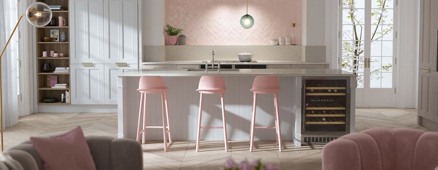 Вдохновляющие идеи интерьера кухни с розовыми элементами
