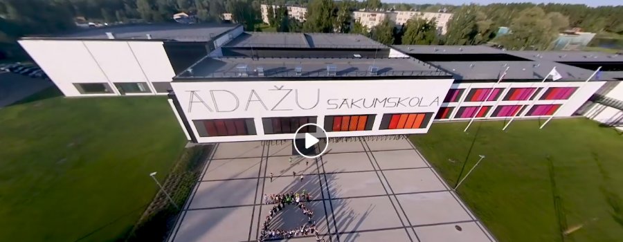 VIDEO: Krāsainas klases, stiklots iekšpagalms - virtuālā tūre, kā izskatās īpaši stilīgajā Ādažu sākumskolā