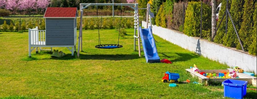 Kā izveidot drošu un aizraujošu spēļu laukumu bērniem piemājas pagalmā?