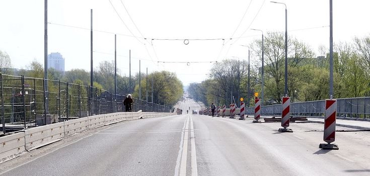 Deglava tilta remontdarbu laikā paredzētas satiksmes organizācijas izmaiņas Rīgā