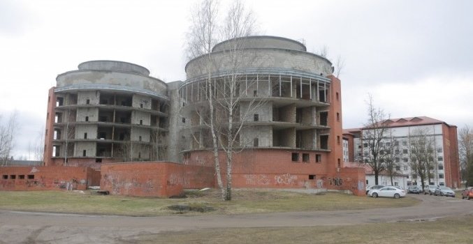 Jelgavas dome lems par nepabeigtās būves nojaukšanu slimnīcas teritorijā