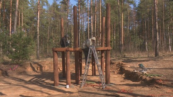 Jēkabpils Mežaparkā veido rotaļu kompleksu Lūša māja