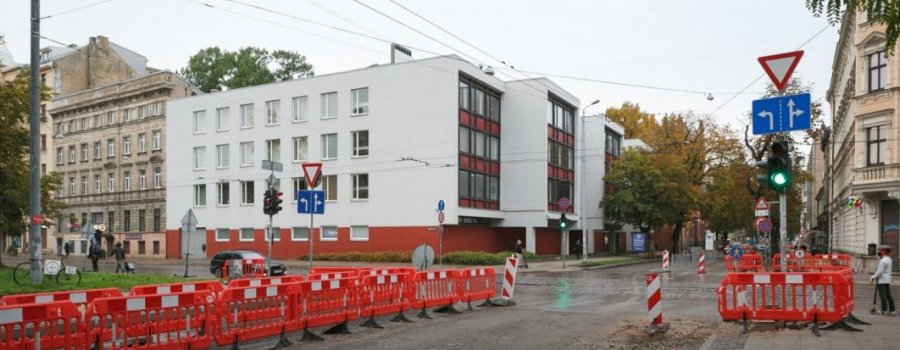 Atjaunos un labiekārtos Bruņinieku ielu Rīgā