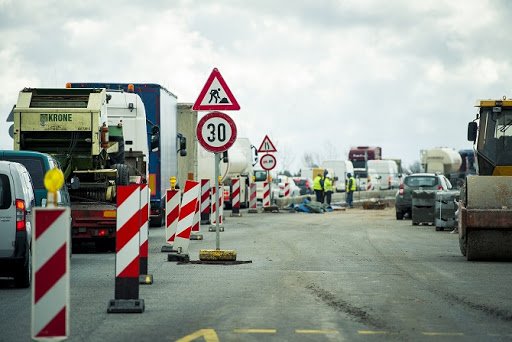 Remontdarbu dēļ lielākie satiksmes ierobežojumi Kuldīgas pusē un uz Rēzeknes apvedceļa