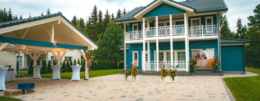 Tiek atklāts unikāls koka guļbūvju māju ciemats Latvijā Garupe Beach Cottages