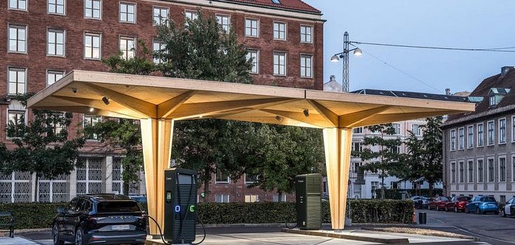 Latvijas uzņēmums ZAZA TIMBER izgatavojis un Kopenhāgenā uzbūvējis dabai draudzīgu unikāla dizaina auto elektrouzlādes staciju.