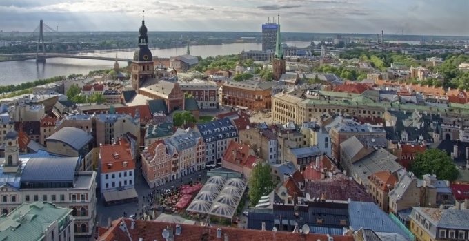 Atbalsta 28 zemesgabalu atsavināšanu sabiedrības vajadzībām metrobusa līnijas izbūvei Rīgā