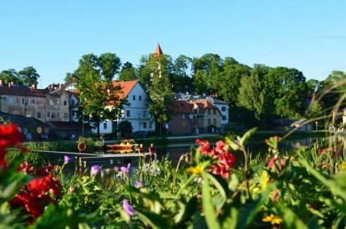 Degvielas cenu un laikapstākļu ietekmē kavējas zāles pļaušana pašvaldības teritorijās Talsos