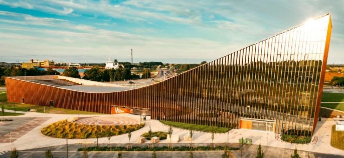Ventspils Zinātnes un inovāciju centra Vizium ēkai izveidots jauns fasādes apgaismojums