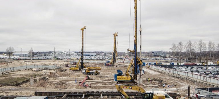 Rail Baltica projektā pie lidostas Rīga pabeigta unikālu urbpāļu izbūve