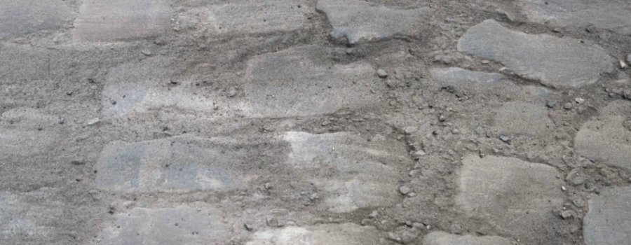 Demontējot asfaltu Neatkarības laukumā Ogrē, atrasts vēsturiskais bruģis