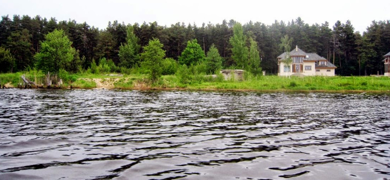 Mazā Baltezera krastā plāno būvēt makšķernieku namu